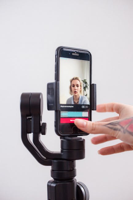 स्मार्टफोन पर वीडियो रिकॉर्ड करती हुई क्रिएटर
